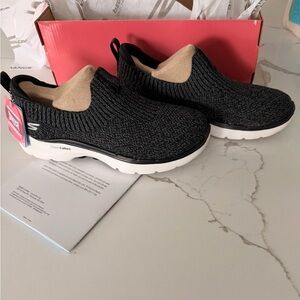 NWT size 5 Go Walk 6- stunning view-
black and grey